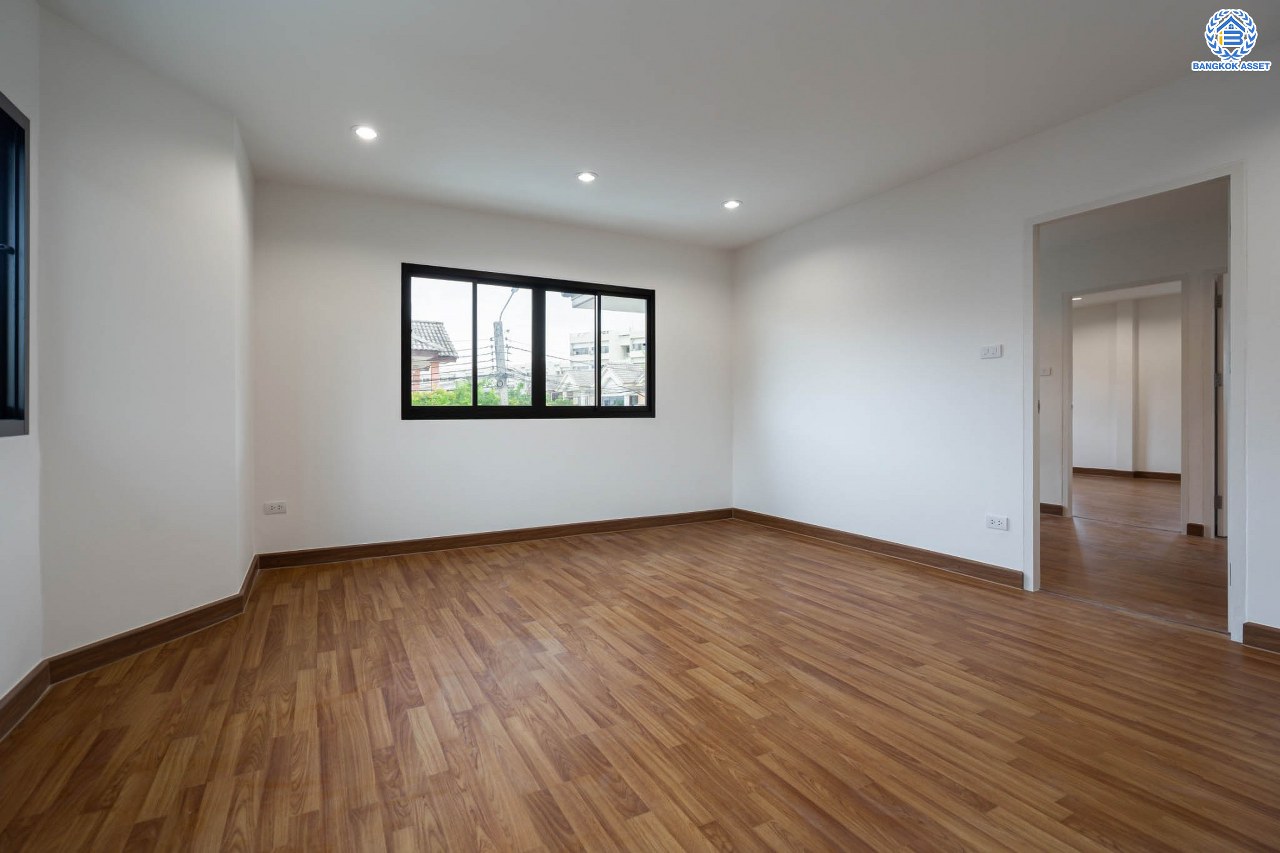 บ้านมือสองตกแต่งใหม่ ม.สัณห์ติสุข สรงประภา บ้านแฝดหลังมุม เนื้อที่ถึง 51.8 ตร.ว. ฟังก์ชัน 3 ห้องนอน 2 ห้องน้ำ 1 ห้องอเนกประสงค์ จอดรถได้ 2 คัน บนทำเลศักยภาพ เชื่อมต่อหลายเส้นทาง ใกล้ทางด่วน "ศรีรัช" และโรบินสัน ศรีสมาน